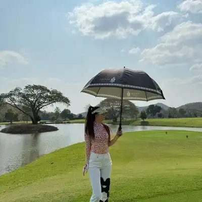 万彤佑